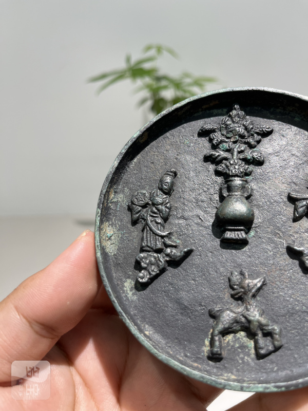明 宝瓶钮仙人献宝纹镜 - 图3